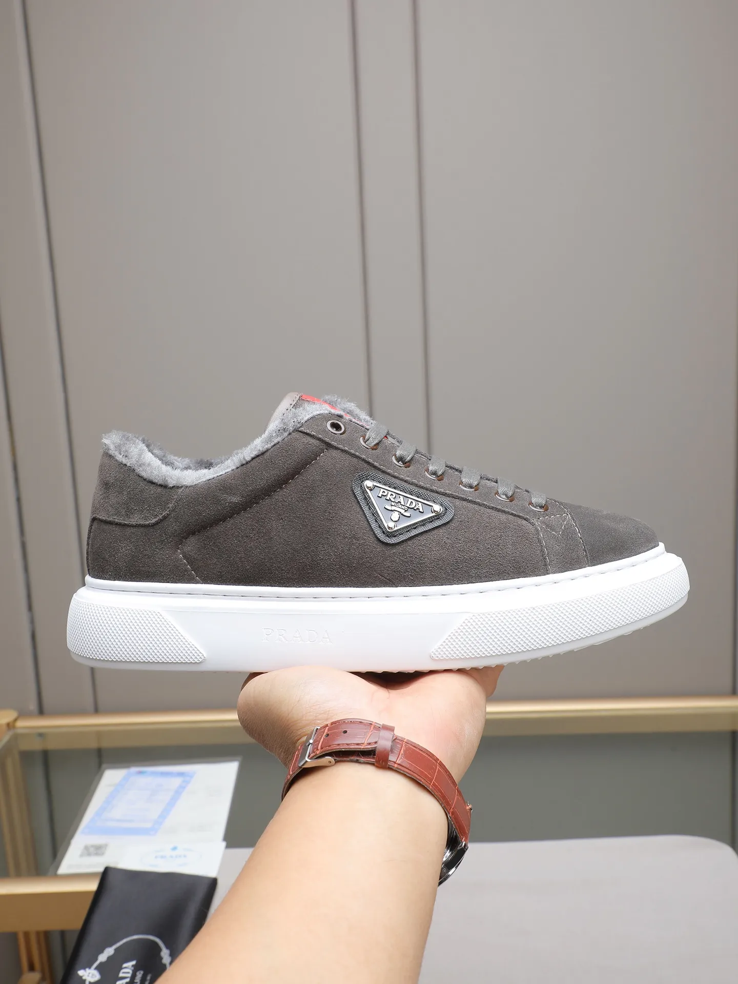 PP440 Prada/Prada men's new casual shoes, this upper is made of imported calfskin + velvet lining! The outside is decorated with the P family's classic metal triangle enamel logo, and the outsole is made of non-slip sports foam ultra-light outsole, which feels good on the feet and is a fashionable and fashionable item! Four colors to choose from!  Size: 38-44 (45 customized)